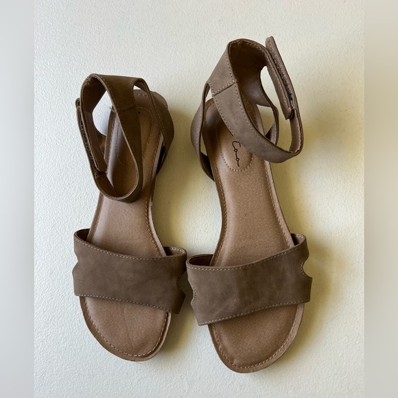 ME TOO Wide-strap suede sandals Flat Tan Sandals - Sz 8.5 - Picture 1 of 8